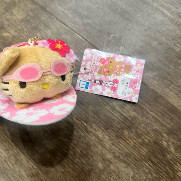 Hello Kitty Accessories - Tan Hello Kitty Hibiscus Plush Keychain